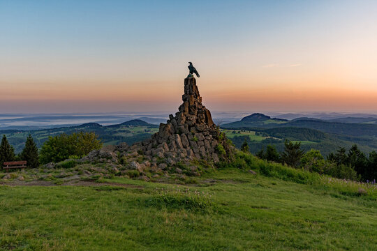 Sonnenaufgang am Fliegerdenkmal auf der Wasserkuppe in der Rh&ouml;n in Hessen, Deutschland 