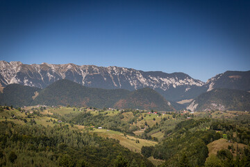 traumhafter Ausblick über die Berglandschaft in Rumänien