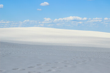 Fototapeta na wymiar desert of white sand under an open sky with clouds