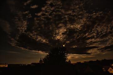 Obraz premium Mond in den Wolken 2