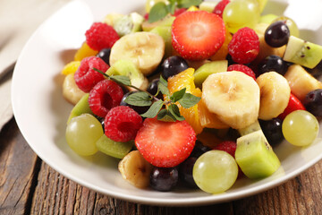 Fototapeta na wymiar fresh fruit salad in bowl