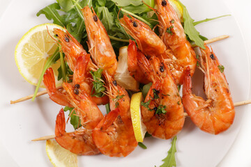 grilled shrimp with fresh lettuce