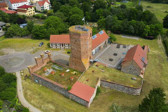 Löcknitz - Loecknitz Castle is a castle in southeastern Mecklenburg-Western Pomerania, of which today only remnants, such as the octagonal keep are obtained. Loecknitz Castle dates back 1212