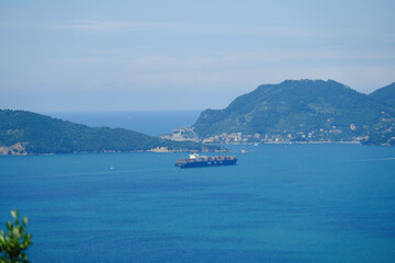 Fototapeta na wymiar Panorama della costa del Mar Ligure da Montemarcello, in territorio di Ameglia, La Spezia, Liguria, Italia.