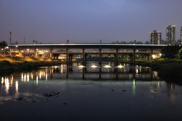 Obraz premium Jungnangcheon stream and subway bridge
