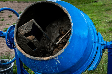 The preparation of the concrete mortar in concrete mixer.