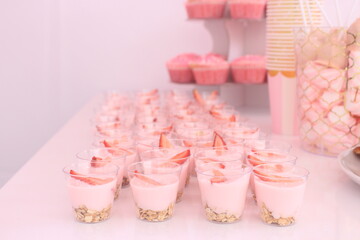 strawberrys and cream with cupcakes