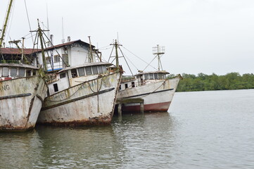 Fototapeta na wymiar Barcos de pesca en el olvido