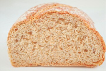 hogaza de pan cortada por la mitad, pan tierno, miga, sabroso, pan, panadería