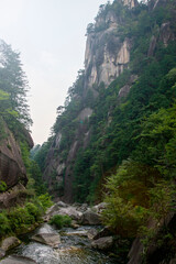 峡谷　流れる川