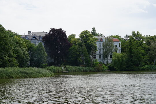 Der Halensee in Berlin mit H&auml;usern