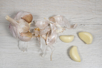 Garlic on bleached wood. Photos on the theme of vegetables.