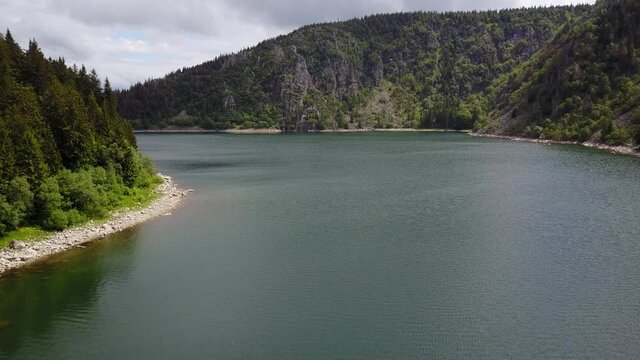 Survol du lac blanc dans les Voges 