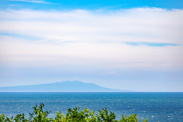 Fototapeta na wymiar 【夏休み・離島イメージ】海の遠くに見える離島