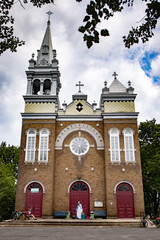 Naklejka premium Église à flèche unique sur un côté, St-Viateur