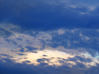 Fototapeta na wymiar 乱れ雲の流れるモノトーンの空 05