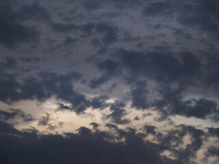 Fototapeta na wymiar 乱れ雲の流れるモノトーンの空 04
