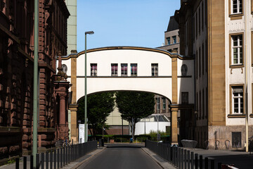 Fototapeta premium Arch on the street between two building