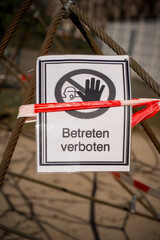 Ein Betreten verboten Schild an einem Klettergerüst beim Spielplatz