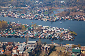 Fototapeta premium A spectacular view of Dal lake from Shankaracharya temple in Sri