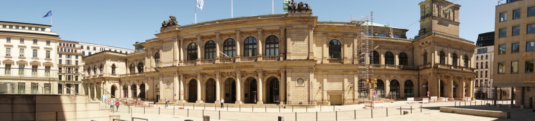 Fototapeta premium Handelskammer in Hamburg behind Rathaus - Public Building