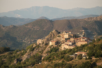 Fototapeta na wymiar Evening sunlight on Speloncato in Corsica