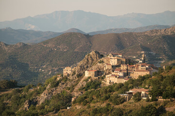 Obraz premium Evening sunlight on Speloncato in Corsica