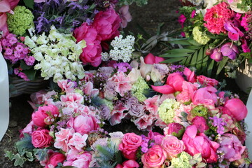 Bunte Blumen nach Beerdigung auf dem Friedhof im Frühling