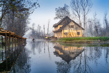 Obraz premium traditional wooden house in dal lake Srinagar, Kashmir, India.