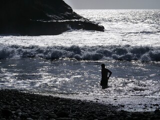 muž na pl&aacute;ži