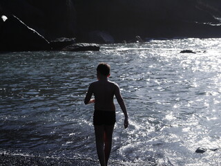 chlapec na pl&aacute;ži