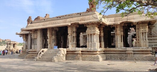 Fototapeta premium world famous hampi stone chariot & other historical architectures 
