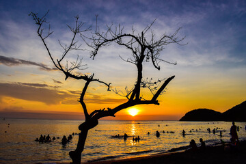 Siluetas en un atardecer
