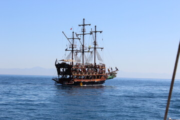 Fototapeta na wymiar pirate ship in the sea