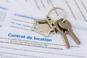 Immobilier : contrat français de location de logement (bail de location vide). Gros plan avec trousseau de clés. France
