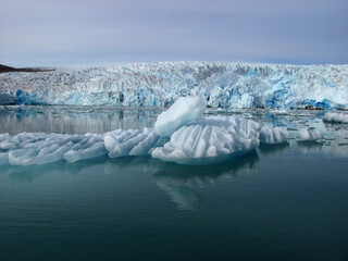 Frente glaciar deembocando en el mar de Groenlandia