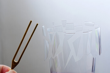 音叉と割れるコップ