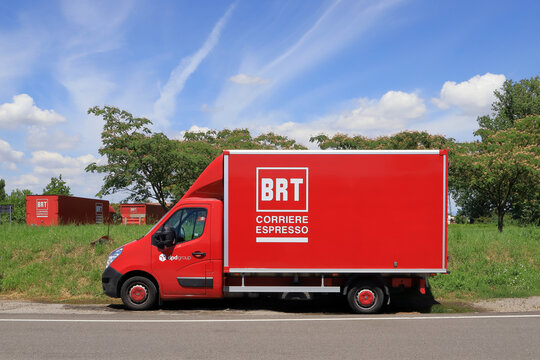 furgone rosso del corriere espress bartolini brt