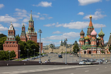 Obraz premium Panoramic view of Red square in Moscow with St. Basil's Cathedral and the Kremlin on a clear summer day against a blue sky and space to copy