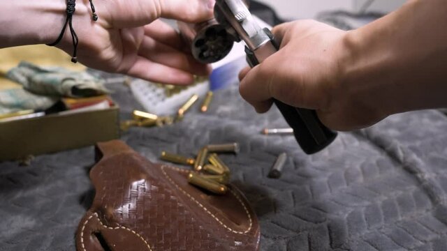 60p/Slomotion: Slowly ejecting bullets from .357 Revolver Cylinder