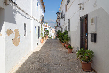 Fototapeta premium Wąska średniowieczna ulica w centrum starego miasta Altea, Costa Blanca, Hiszpania