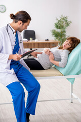 Obraz premium Young woman visting young male doctor gynecologist