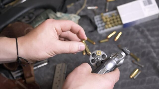 60p/Slomotion: Top down of checking revolver chamber for bullets