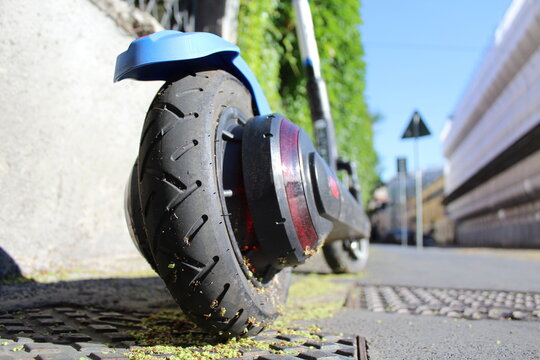 Andare in giro per la città col monopattino elettrico - nuova moda