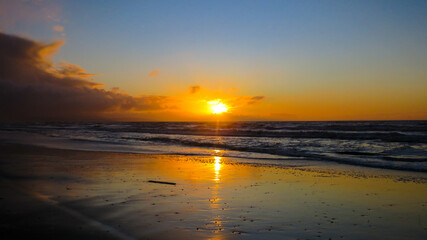 Obraz premium Sunset on the beach and shine a light reflection