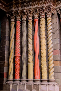 Iglesia De Sagrado Corazon, Columns