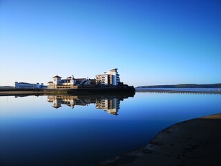 pogodny poranek z cudownym odbiciem w spokojnej wodzie © Eva Biedrzycka
