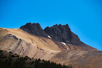 Picos de montaña con cielo azul despejado de fondo