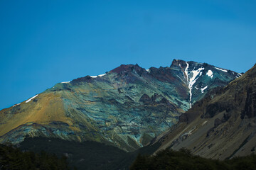 Picos de montaña con cielo azul despejado de fondo