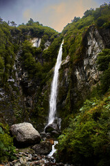 Salto de agua el Condor cayendo entre la vegetacion